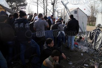 Fluechtlinge auf der Balkanroute vor einer Grenzkontrolle