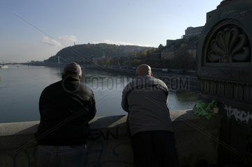 Angler auf der Kettenbruecke in Budapest