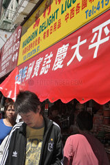 San Francisco  USA  Menschen gehen in China Town an den Geschaeften vorbei