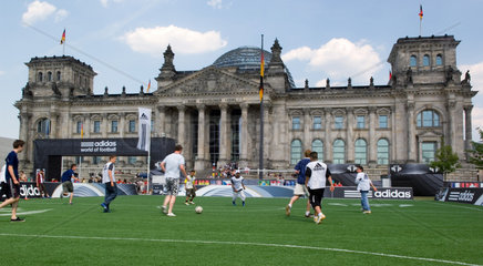 FIFA WM 2006 - Fussballwelt vorm Reichstag