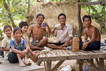 Prahut  Kambodscha  junge Maenner trinken Reiswein