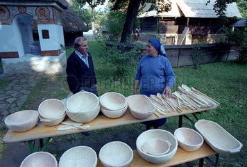 Verkauf von Handwerk aus Holz im Dorfmuseum (Museul Satului) in Bukarest