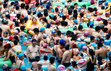 China  Sommer  Gedraenge im Schwimmbad