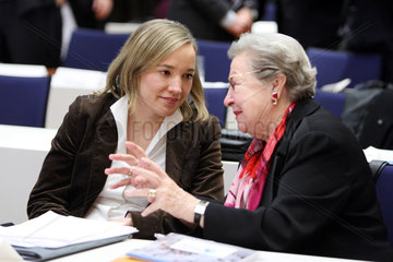 Berlin  Deutschland  Bundesfamilienministerin Kristina Schroeder  CDU  im Gespraech mit Ursula Lehr