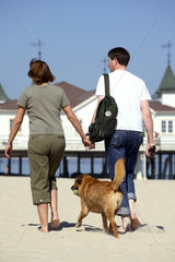 Ahlbeck  Touristen mit Hund vor der Seebruecke