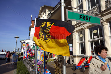 Deutschlandfahne vor Hotel im Ferienort Bansin an der Ostsee