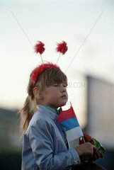 Maedchen mit russicher Fahne und Chipstuete  Kaliningrad  Russland