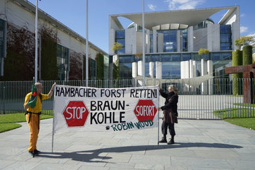 Demonstration gegen die Abholzung des Hambacher Forsts zum Kohleabbau vor dem Bundeskanzleramt  8. September 2018