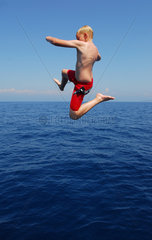 Portoferraio  Italien  ein Junge springt ins Meer  Bucht Sansone