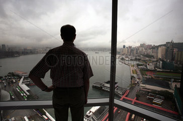 Hong Kong  China  Symbol Depression  ein Mann schaut bei Regenwetter aus dem Fenster