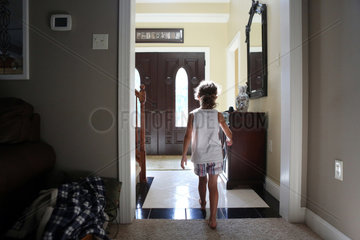 Du Bois  USA  kleines Maedchen laeuft zur Eingangstuer ihres Hauses