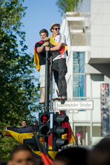 Berlin  Deutschland  zwei Fand stehen auf einer Strassenschild