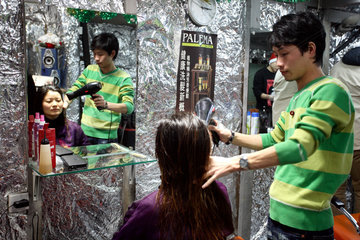 Shanghai  Friseur bei der Arbeit
