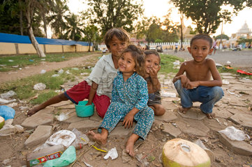 Phnom Penh  Kambodscha  Strassenkinder posieren fuer die Kamera