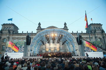 Berlin  Deutschland  Feierlichkeiten vor dem Reichstag am Tag der Deutschen Einheit