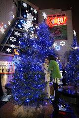 Seoul  Frauen vor einem blauen Weihnachtsbaum