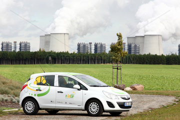 Teichland  Deutschland  Elektroauto CETOS mit dem Waermekraftwerk Jaenschwalde im Hintergrund