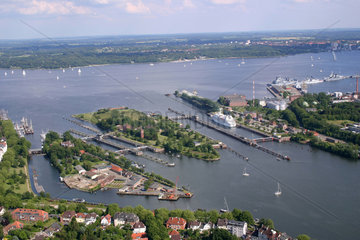Kiel  Deutschland  Luftaufnahme der Schleusenanlage des Nord-Ostsee-Kanals in Kiel