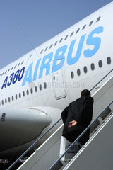 Berlin  Deutschland  Mann steig die Gangway zum Airbus A380 hinauf