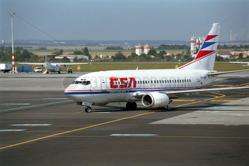 Ein Flugzeug der Czech Airlines auf dem Flughafen in Prag  Tschechien