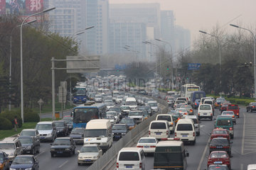 Peking  eine mehrspurige und viel befahrene Ausfallstrasse