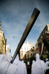 Sevilla  Spanien  Glaeubige tragen Kreuze bei der Prozession am Palmsonntag