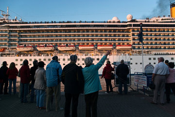 Warnemuende  Deutschland  Kreuzfahrtschiff Costa Atlantica im Hafen