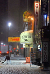 New York City  USA  Strasse bei Nacht im verschneiten Manhattan