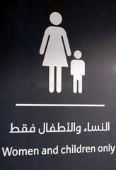 Dubai  Vereinigte Arabische Emirate  Hinweisschild  Nur Frauen und Kinder