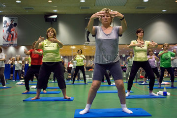 Barcelona  Spanien  Fit im Alter: Yoga-Kurs fuer Senioren