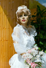 Berlin  Deutschland  Schaufensterpuppe als Braut bekleidet