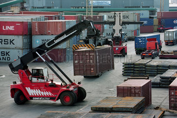 Container-Stapler im Terminal des Handelshafens von Kaliningrad  Russland