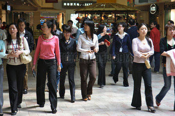 Peking  Frauen in einem Einkaufszentrum