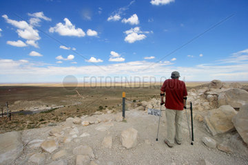 Winslow  USA  ein Mann auf Kruecken schaut in die unendliche Weite der Steppe