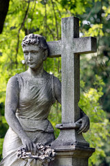 Berlin  Grabfigur mit Kreuz