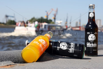 Hamburg  Deutschland  fritz-kola und fritz-limo Flaschen im Hamburger Hafen