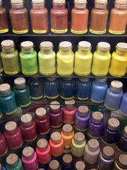 Berlin  Deutschland  Farbpigmente in Glasflaschen