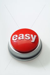 Ein roter Knopf mit der Aufschrift easy