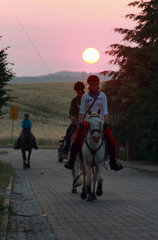 Britz  Deutschland  Reiter bei Sonnenaufgang auf einem Distanzritt