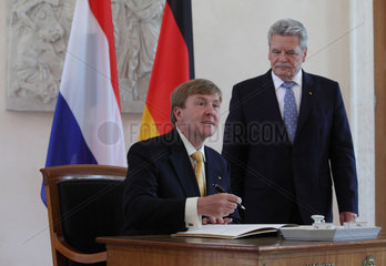 Berlin  Deutschland  Koenig Willem-Alexander traegt sich in das Goldene Buch ein