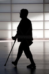 Berlin  Deutschland  Silhouette einer Rentnerin mit einer Kruecke