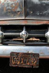 McLean  USA  der Kuehlergrill eines alten  verrosteten Autos