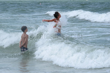 Cocoa Beach  USA  Jungen baden im Atlantik