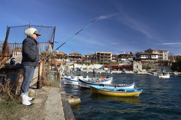 Nessebar  Anglerin am Hafen