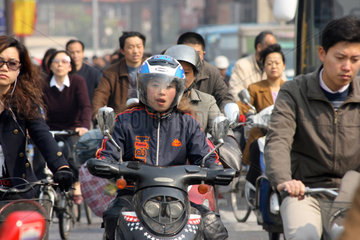 Shanghai  Fahrradfahrer und Motorrollerfahrer