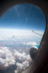 Sevilla  Spanien  Blick aus einem Flugzeugfenster ueber Sevilla