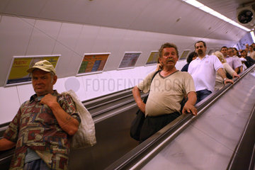 Menschen auf der Rolltreppe zur U-Bahn in Budapest