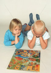 Kinder betrachten ein Buch