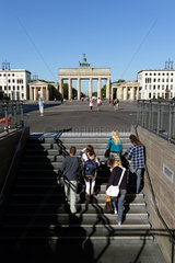 Berlin  Deutschland  Passanten verlassen den U-Bahnhof Brandenburger Tor