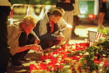 Berlin  Deutschland  Jugendliche zuenden Kerzen vor US-Botschaft an